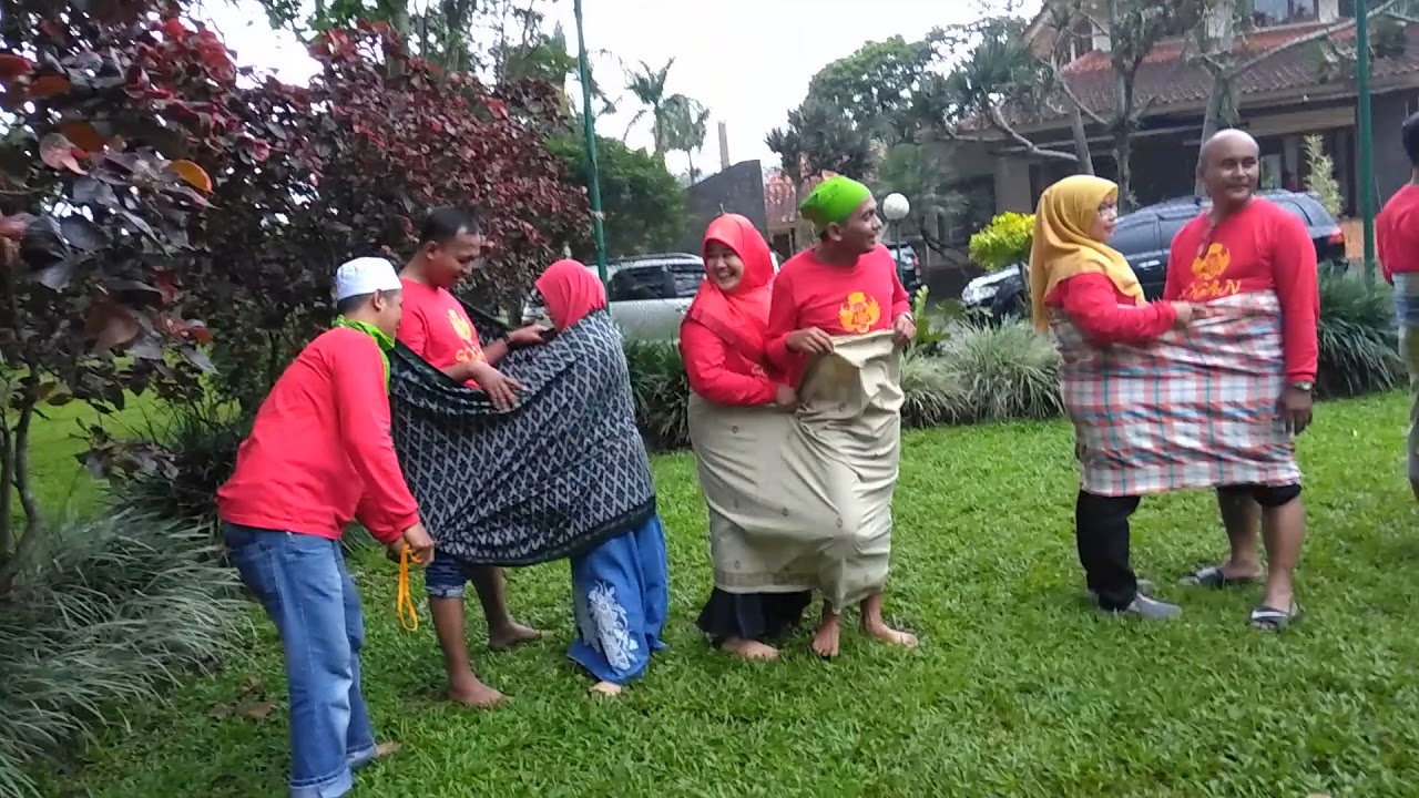 Lomba Balap Lari Pakai Sarung