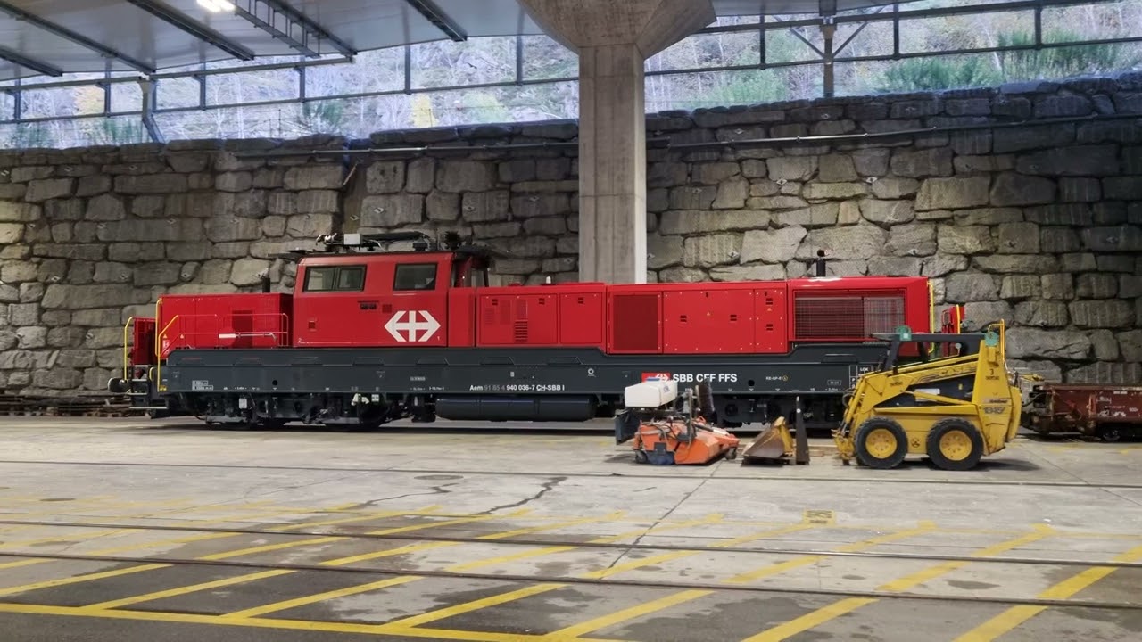 Locomotive Aem 940 leaving EIZ Biasca
