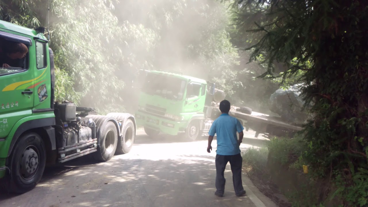 三輛三菱V8 16500cc雙渦輪增壓引擎的拖車頭，拖洩能力總合達到360噸以上，拉一顆50噸重石頭爬山