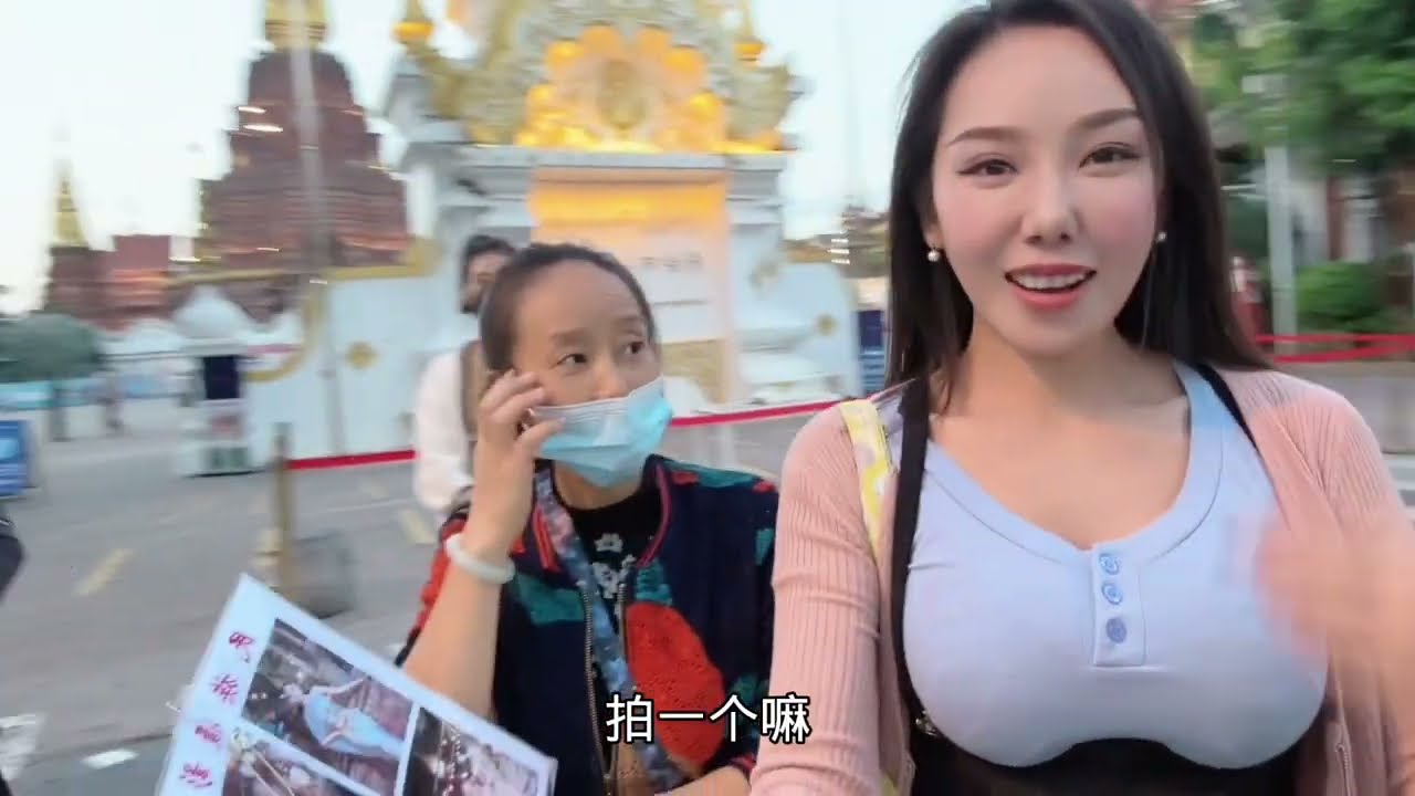 妹子在云南西双版纳逛街，大姐夸我身材好