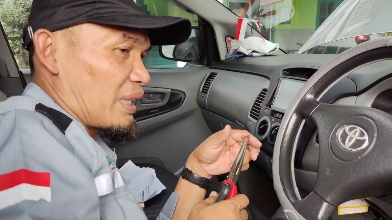 Letak sekering lampu sein, power window dan AC pada inova