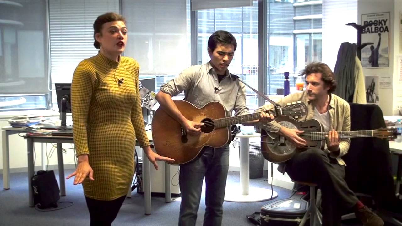 Moriarty en acoustique dans l'open space de L'Express