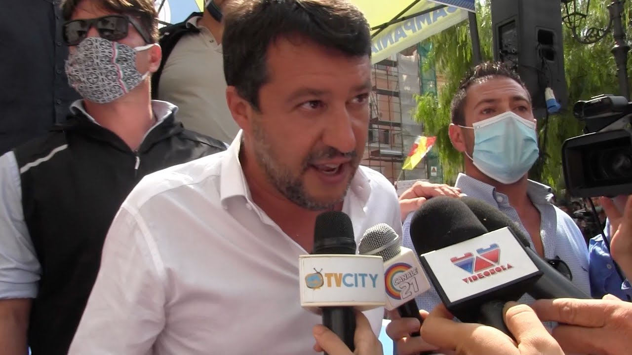 Salvini a Torre del Greco, comizio lampo tra fischi e lancio di pomodori