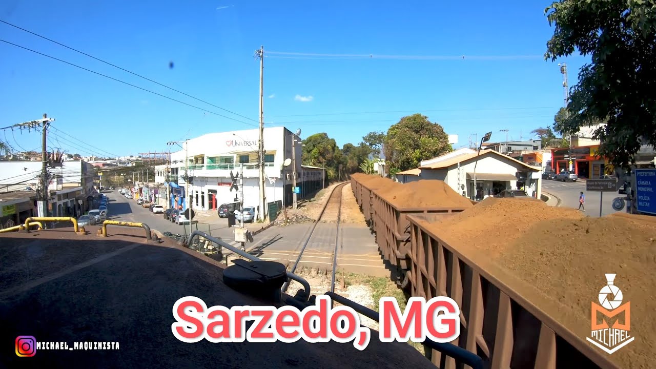 Passando de trem ao lado do carregamento de minério de ferro na cidade de Sarzedo, MG