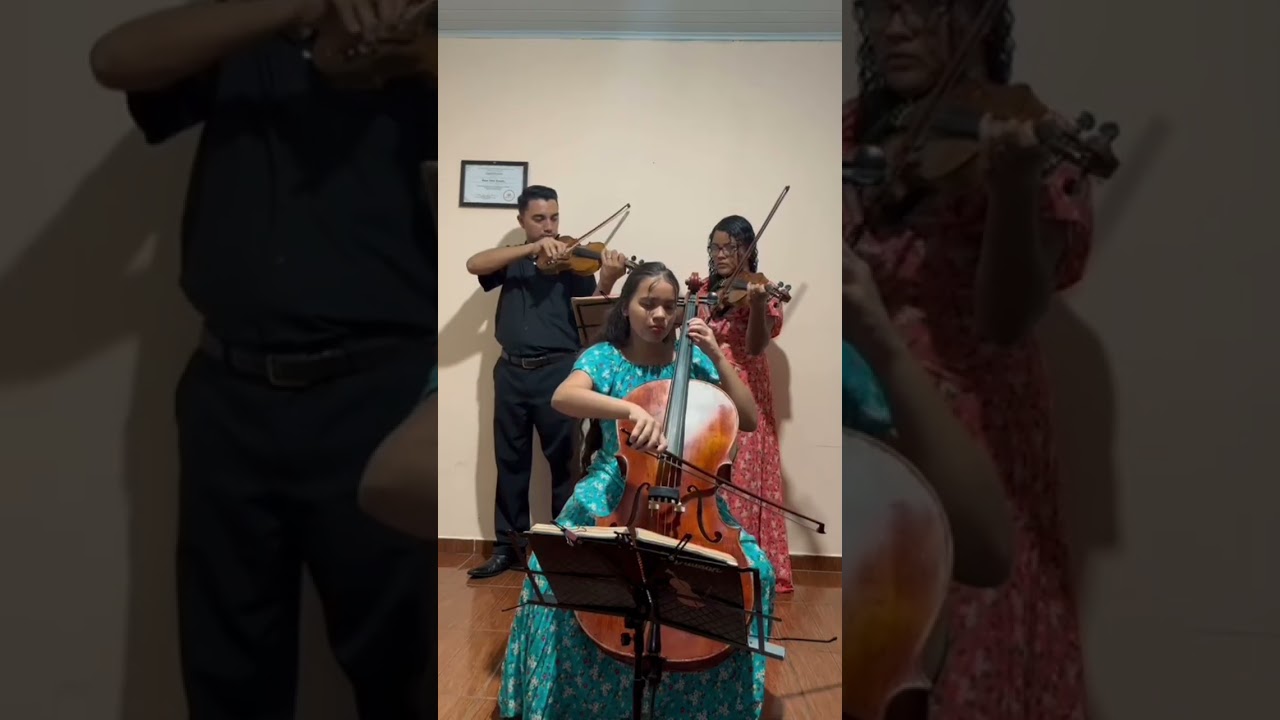 Irm&atilde; tocando Cello com os pais , Hino 235 CCB