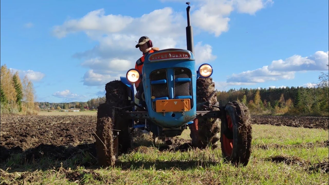 1962 Fordson Super Dexta Ploughing with Fiskars plow