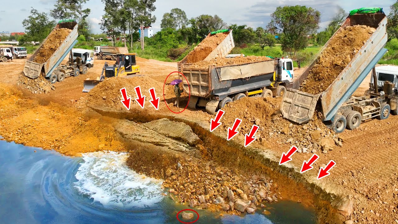 SO Amazing Strong Power Big Dozer SHANTUI DH17 C3 Pushing Soil with 25T DumpTruck Transporting soil