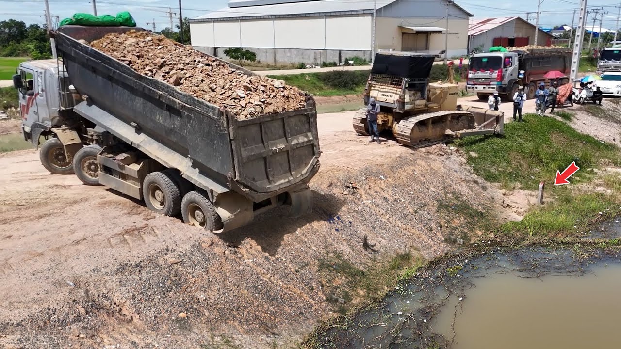Perform Start Landfill Using Huge trucks 25.5-ton with pushing by Dozer KomatSu