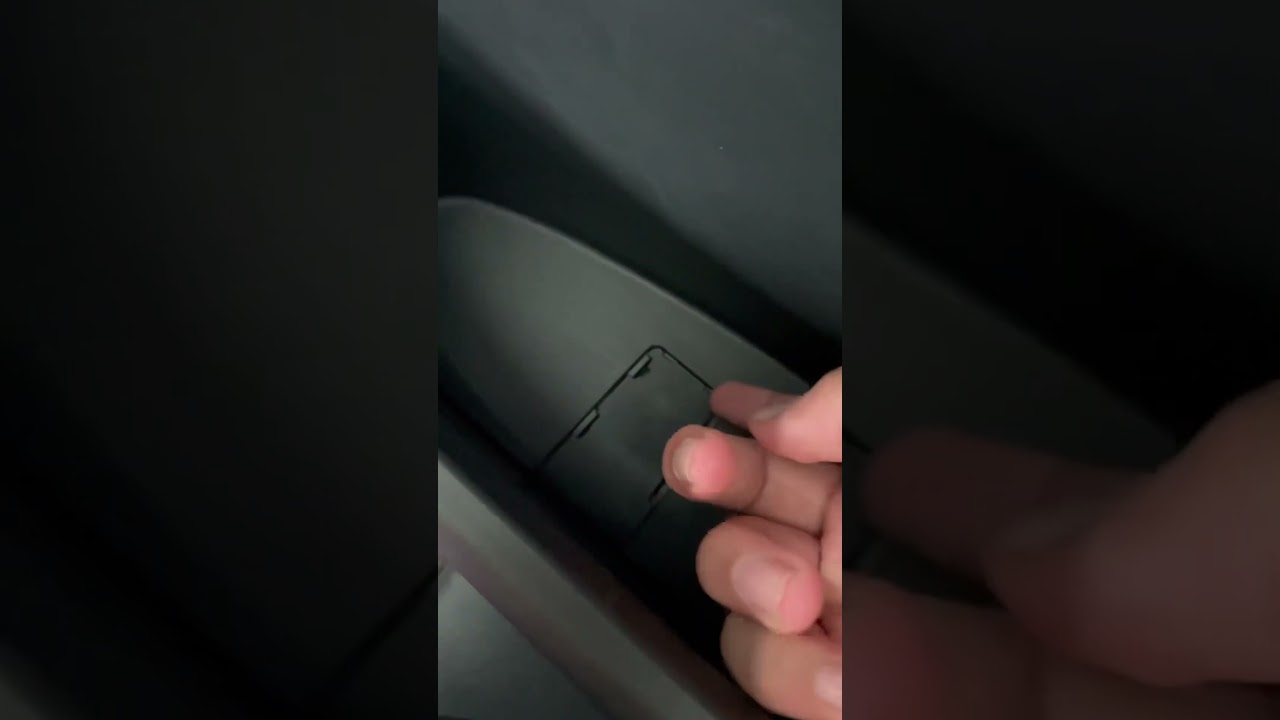 Аварийное открывание задней двери модели Y