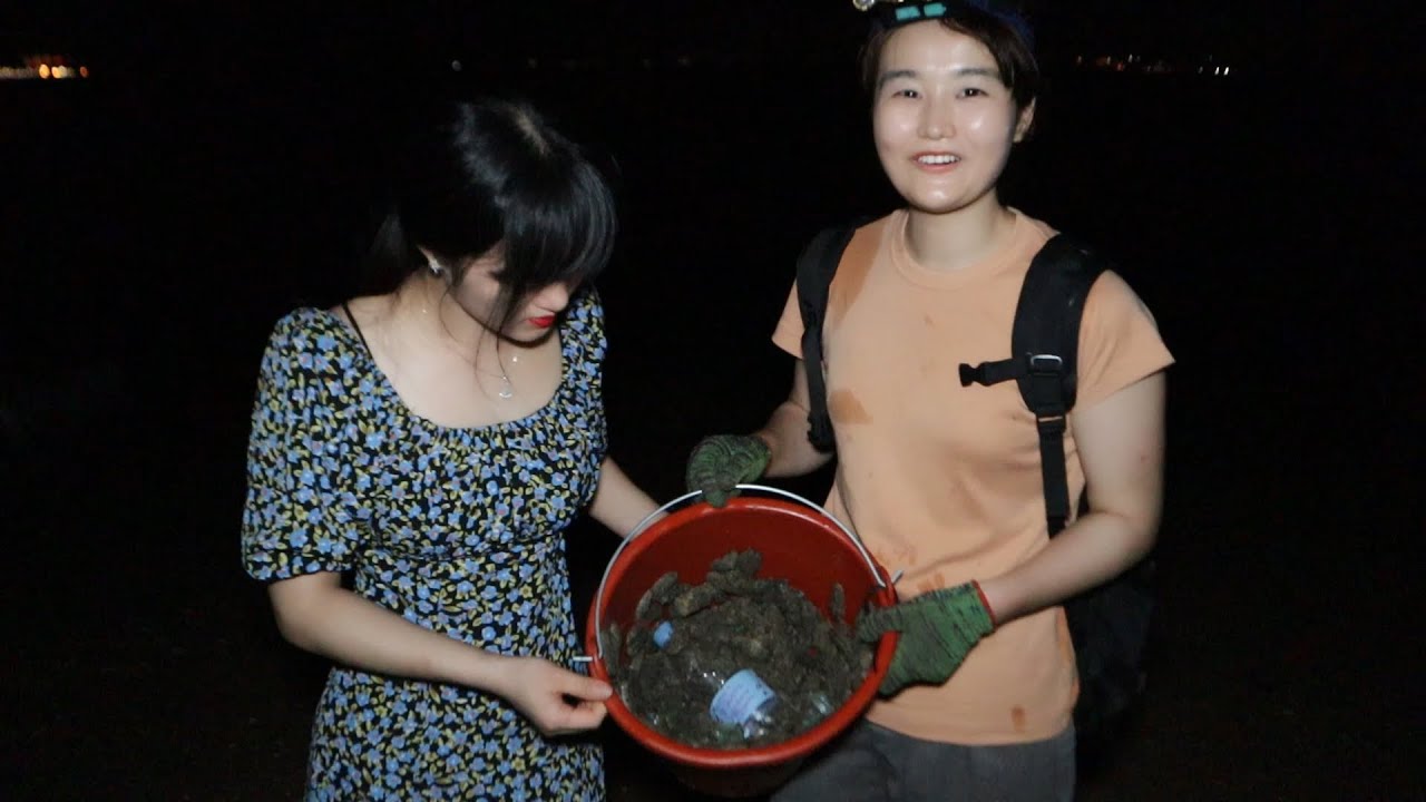 猪猪夜里带着姐姐赶海，抓了大半桶泥龟，这玩意儿可好吃了