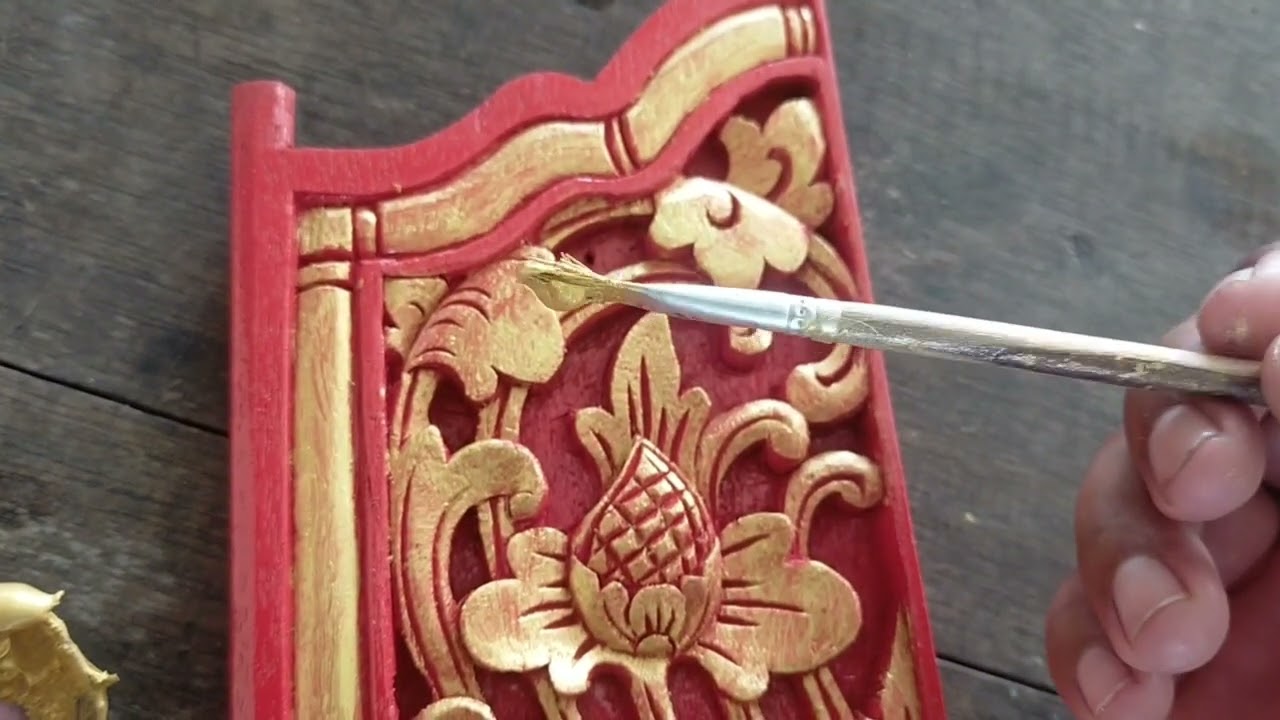 Cara mengaplikasikan cat prada emas pada ukiran sanggah