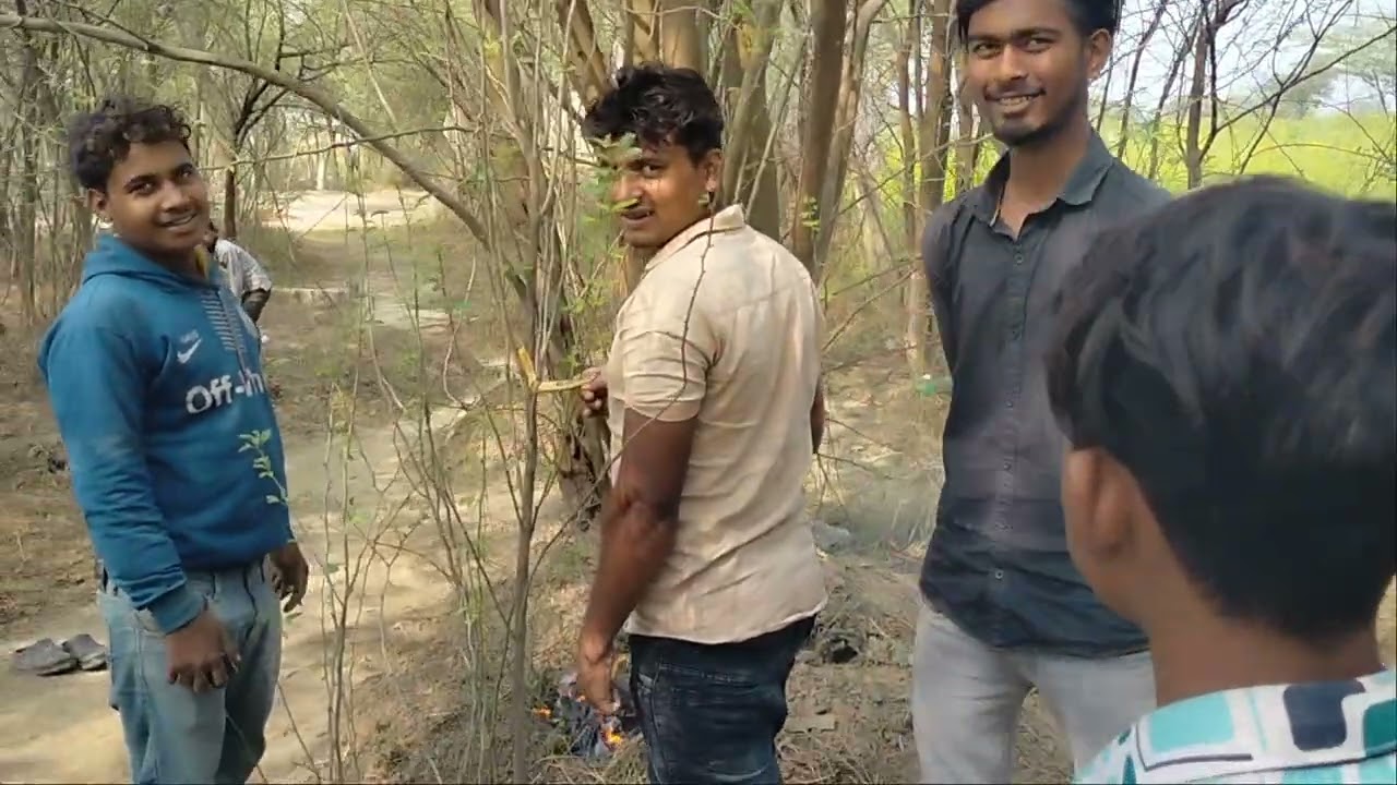 Kabristan ki saaf Safai ho rahi hai