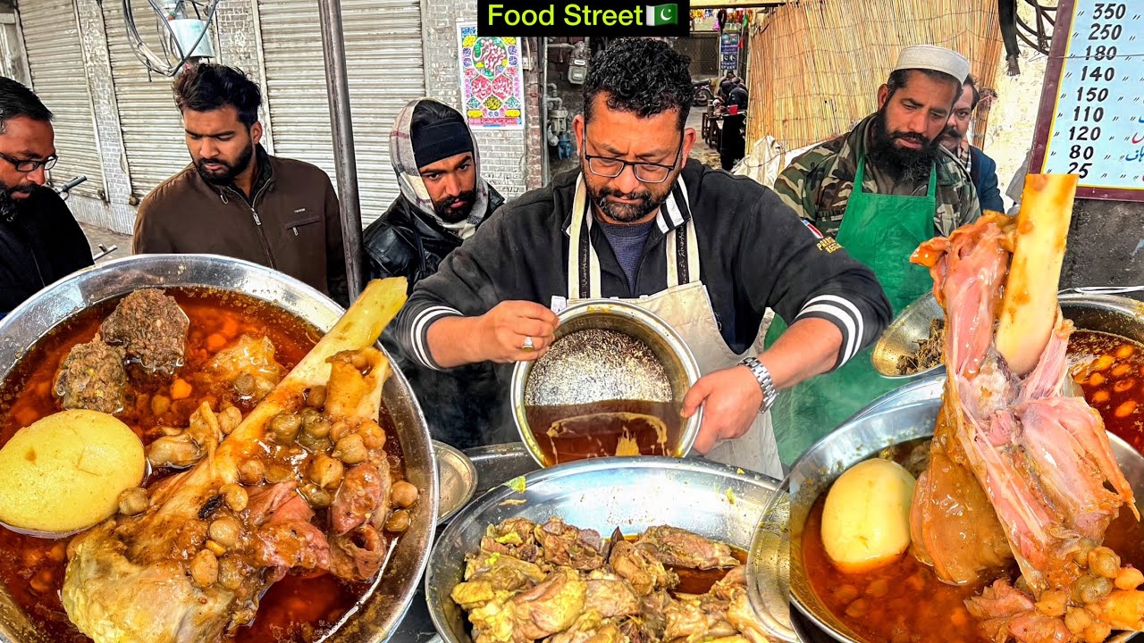 Mazay Darr Lahori Mutton Chanay by Saleem Butt Near Urdu Bazar || Food street Lahore | Machli Gosht