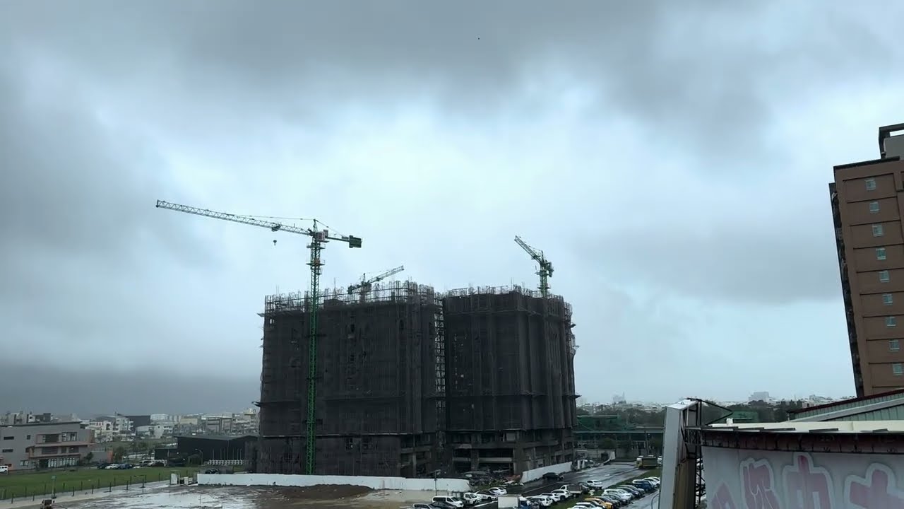 2024年10月3日 中午過後高雄的山陀兒颱風強風大雨後颱風眼裏瞬間沒風沒雨、鳥群瞬間大量出現。
