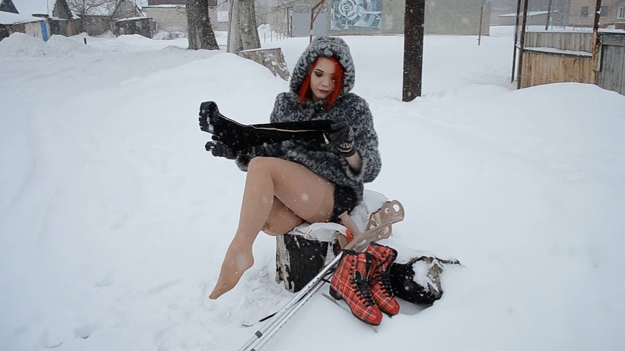 Снежная прогулка ампути. Ампути катается на коньках по льду.Amputee snow walk. Amputi skates on ice.