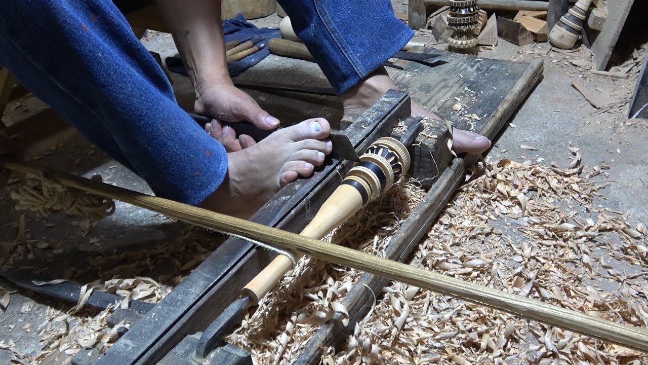 Así se transforma la madera; Torno de Violín, arte con los Pies