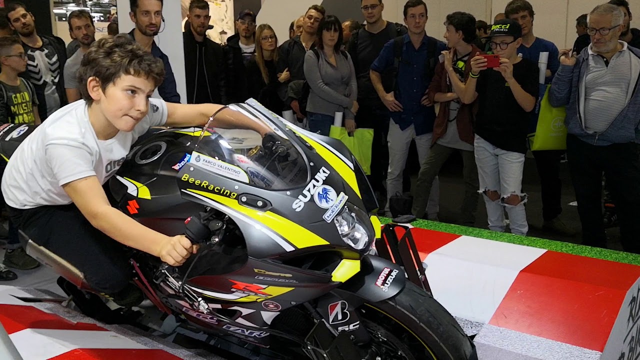 ragazzino che da un gran gas con GSXR1000 - Simulatore moto - Motorcycle simulator