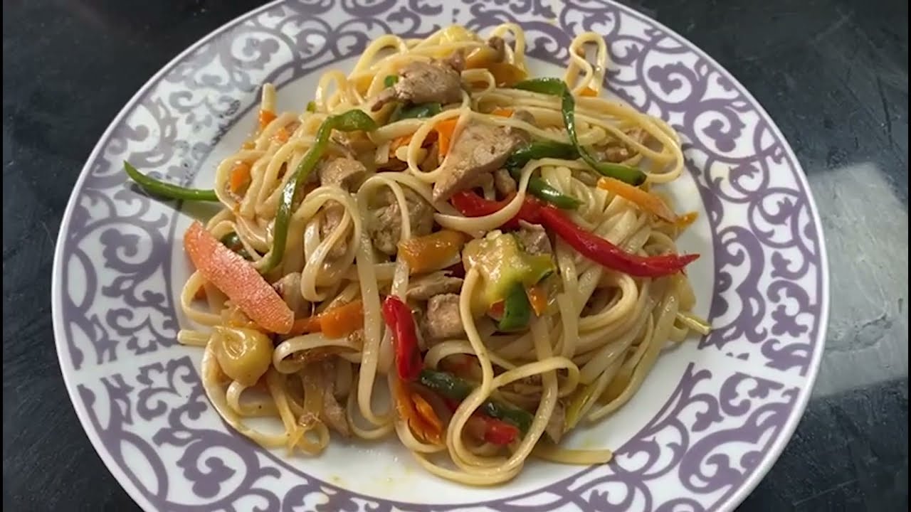 Tallarines salteados con pollo y verduras