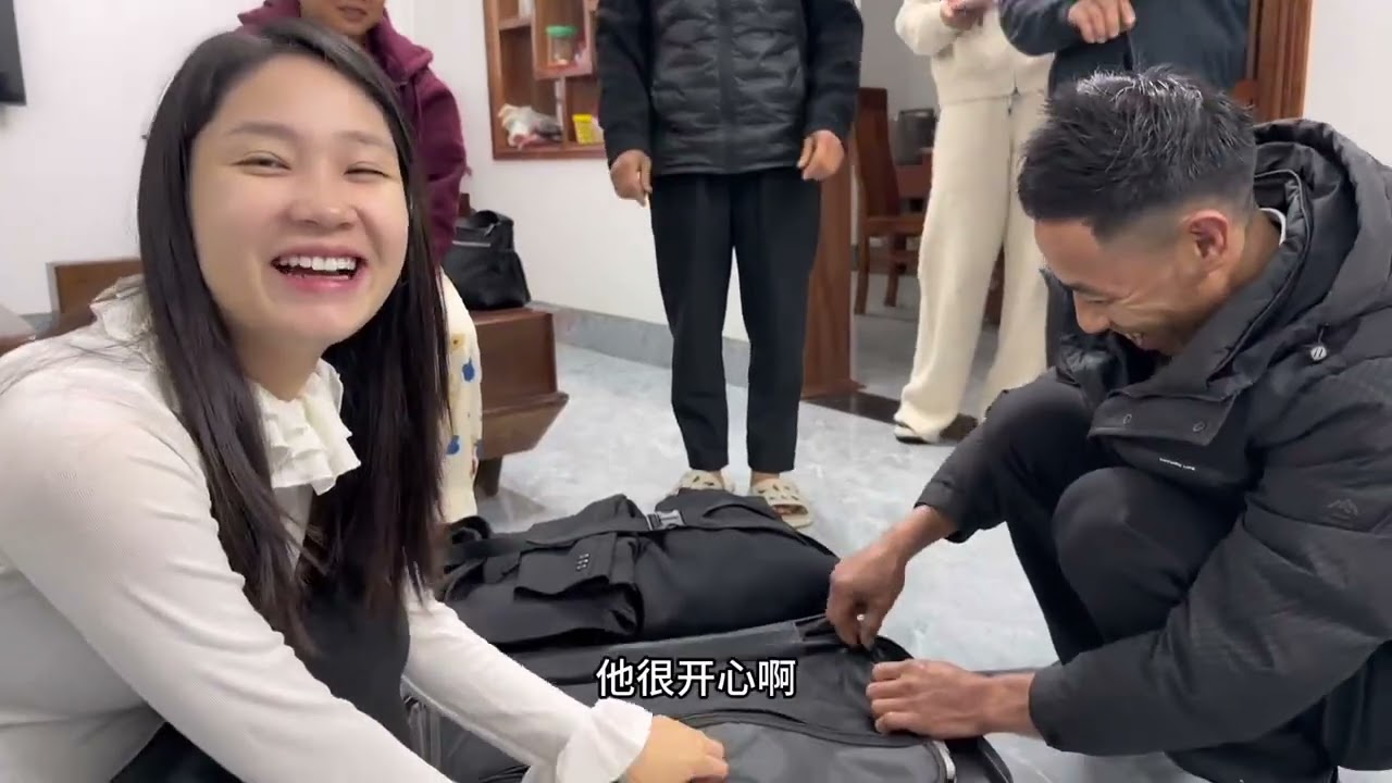 帶媳婦回家過年，兩親家迎來分別。全家三姐妹為女婿父親送上禮物，岳父岳母含淚告別！