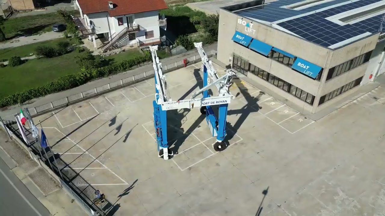 BOAT LIFT 30ton - Full electric Travel Lift for Port de Royan (France)