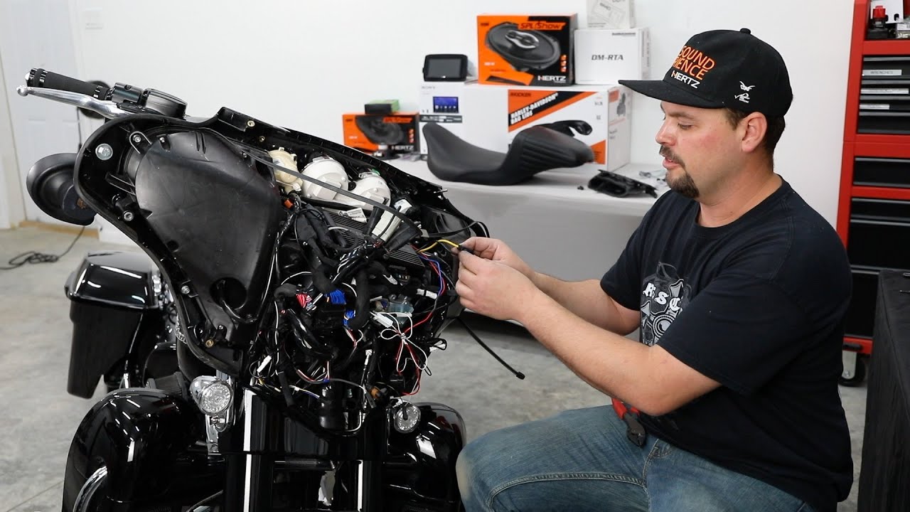 Установка динамика и усилителя Hertz на Harley Davidson Street Glide 2019 года с радио GTS Radio ...