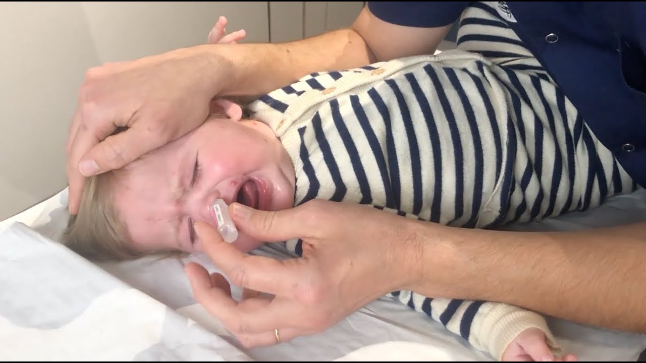 Lavage de nez chez un nourrisson de plus d'un mois, avec une pipette, par le Docteur Gabriel Brault
