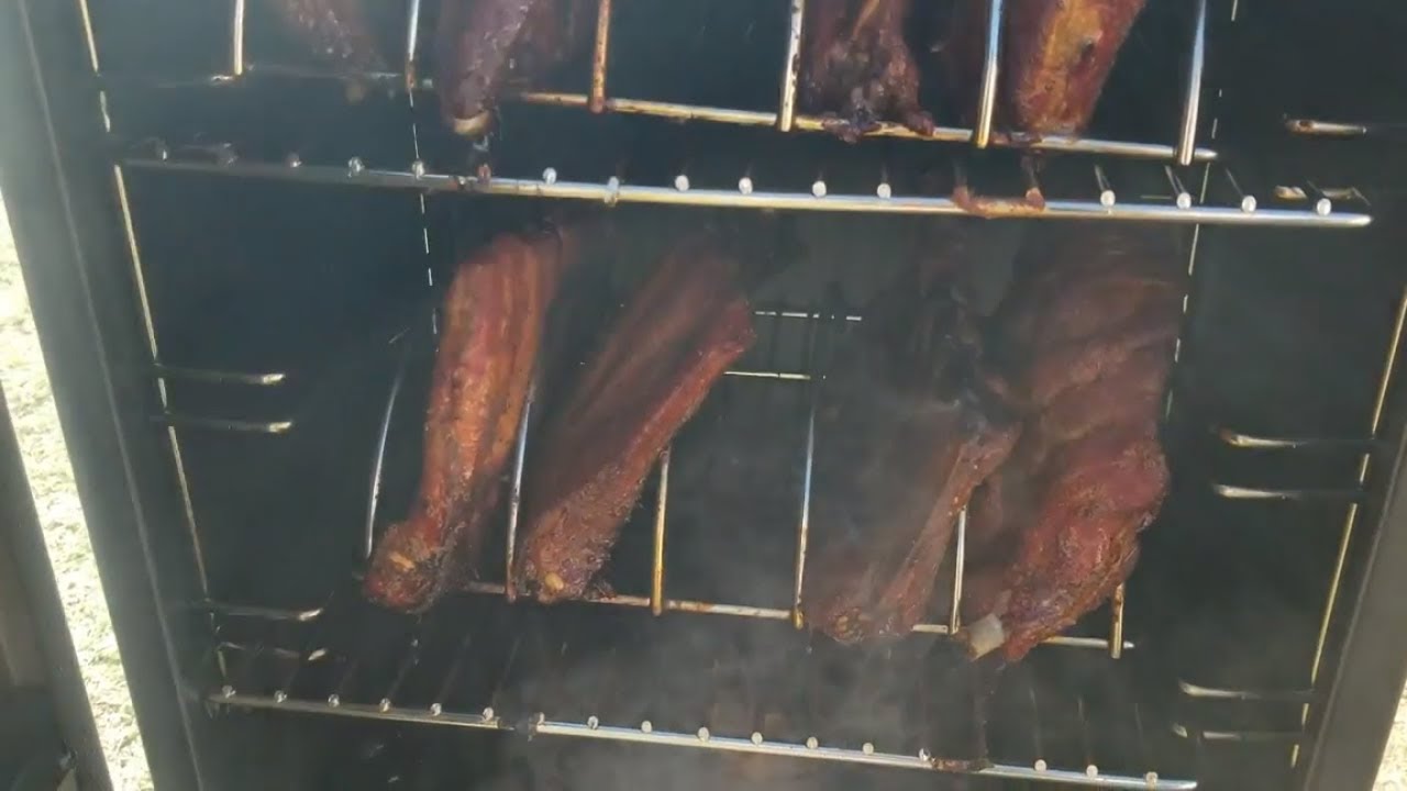 Копченые ребрышки барбекю на вертикальной газовой коптильне Char-Broil