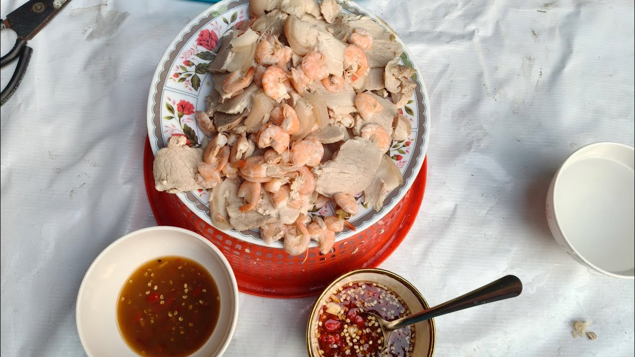 Mời mọi người ăn tôm thịt cuốn mì gói với em ạ. 