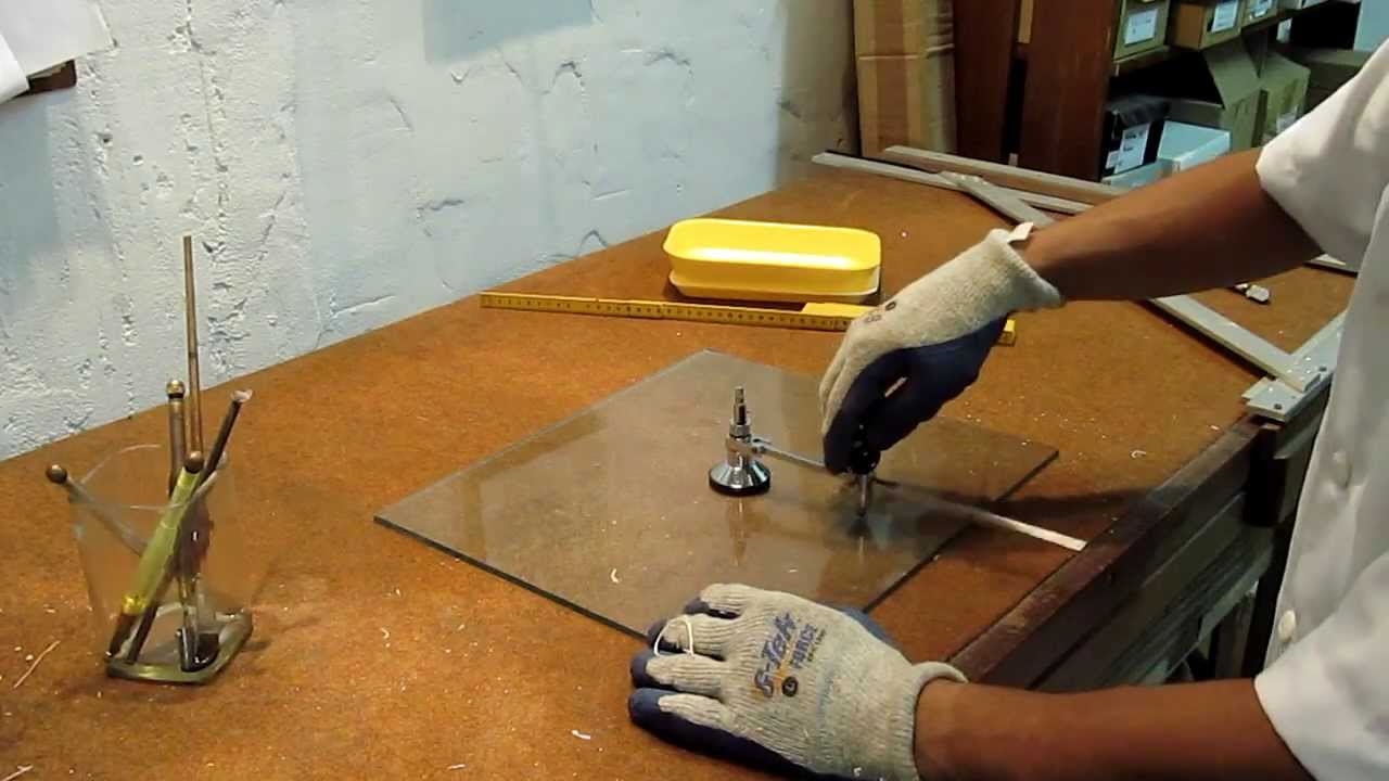 Furos grandes em vidro - Hole in Glass Window