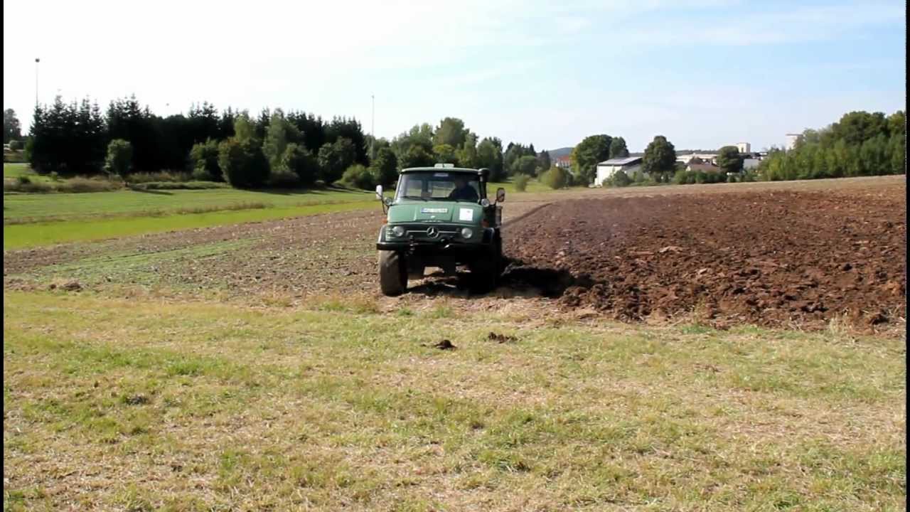 Unimog 406 beim Pflügen