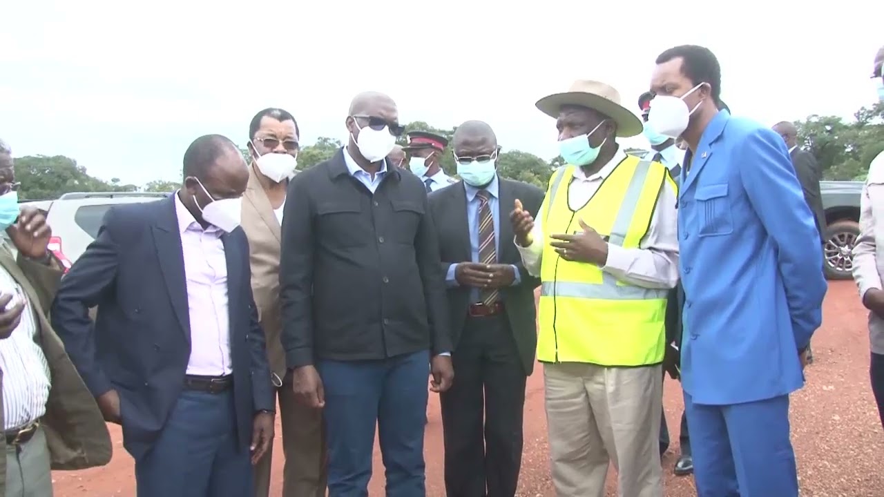 Jacques Kyabula sur la route Kipushi - Solwezi en Zambie pour envisager son asphaltage imminent.