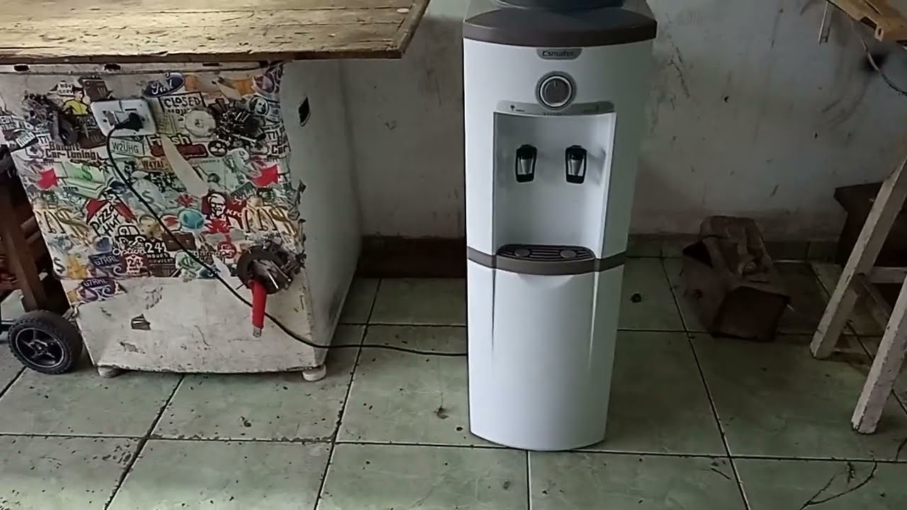 Gelagua ou bebedouro Esmaltec e outros com vazamento de água.