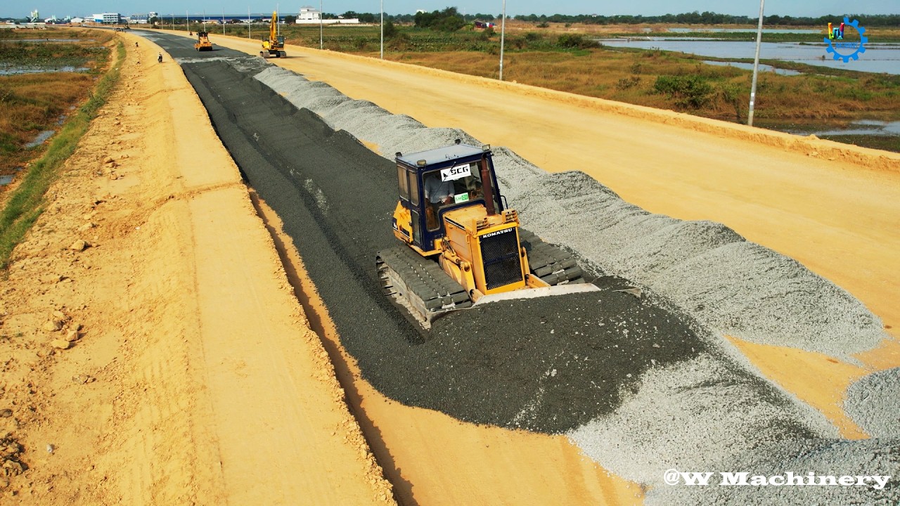 Perfect Action Komatsu Bulldozer Spreading Gravel Grading Gravel Installing Roads Operation Skills