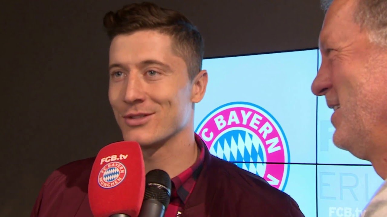 Robert Lewandowski bringt die Meisterschale in die FC Bayern Erlebniswelt