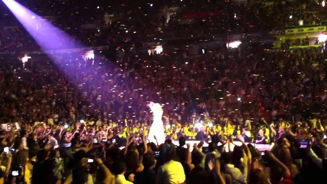 Shakira - Waka Waka (Live) (With Fan Rushing Stage To Hug Her)
