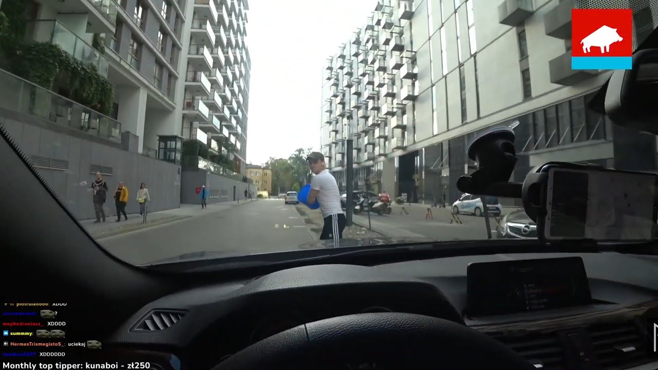Chłop oblewa auto Frania