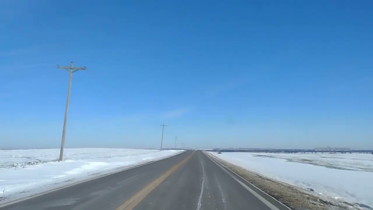 ระหว่างทางเข้าสู่เมือง หิมะขาวตลอดข้างทาง Salina Kansas USA #oshowmom #travel