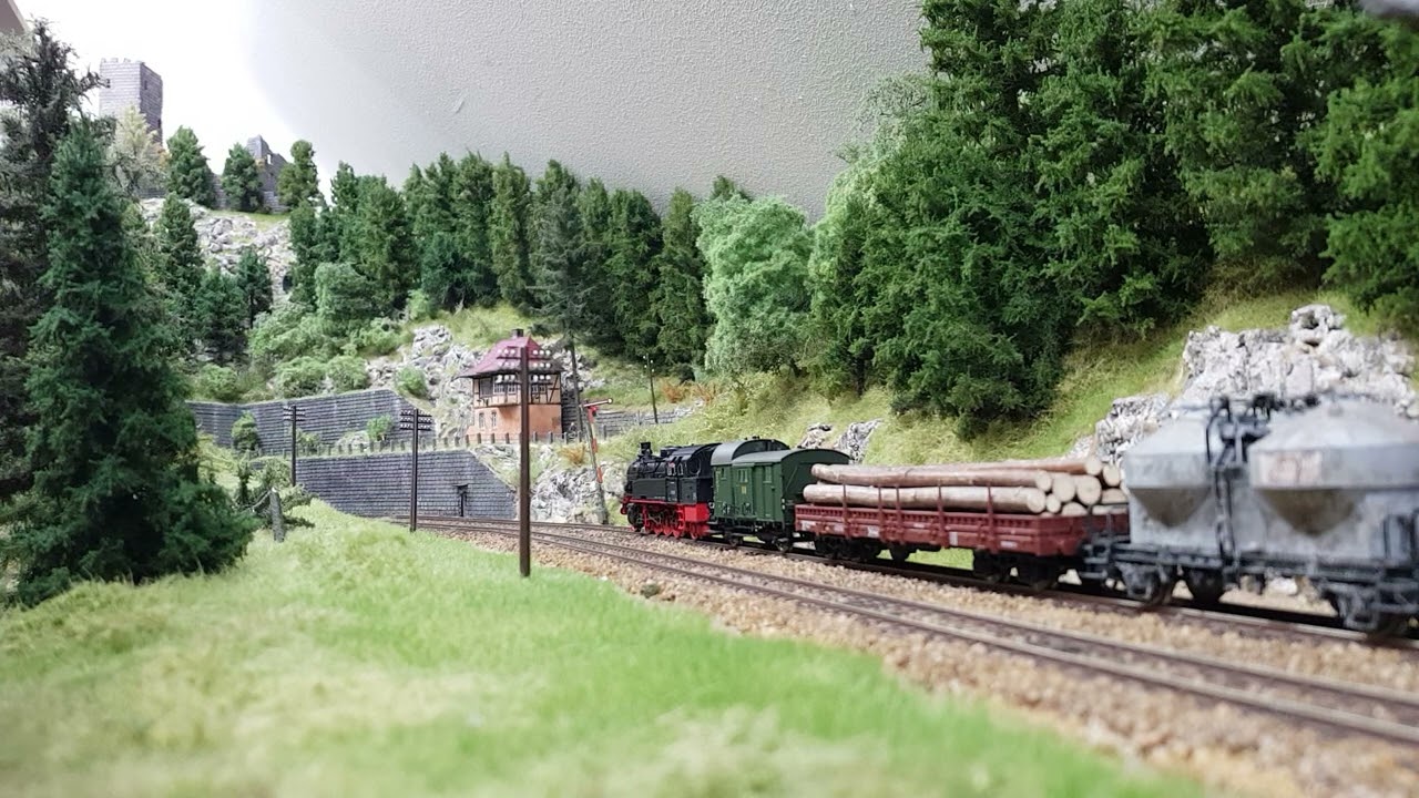 BR93.0 k&auml;mpft sich durchs Gebirge.