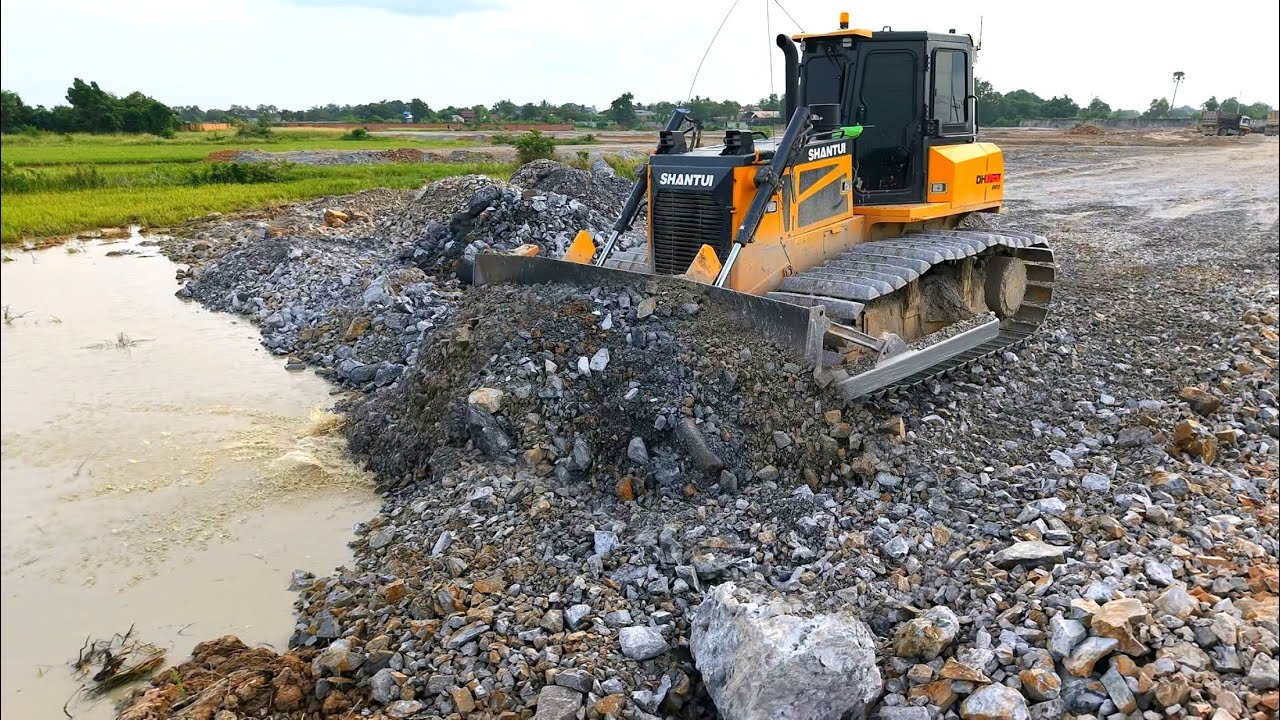 Bulldozer DH17C3 Pushes Clean, dumps Building waste! Rides on Water, Using it to push dirty dirt out