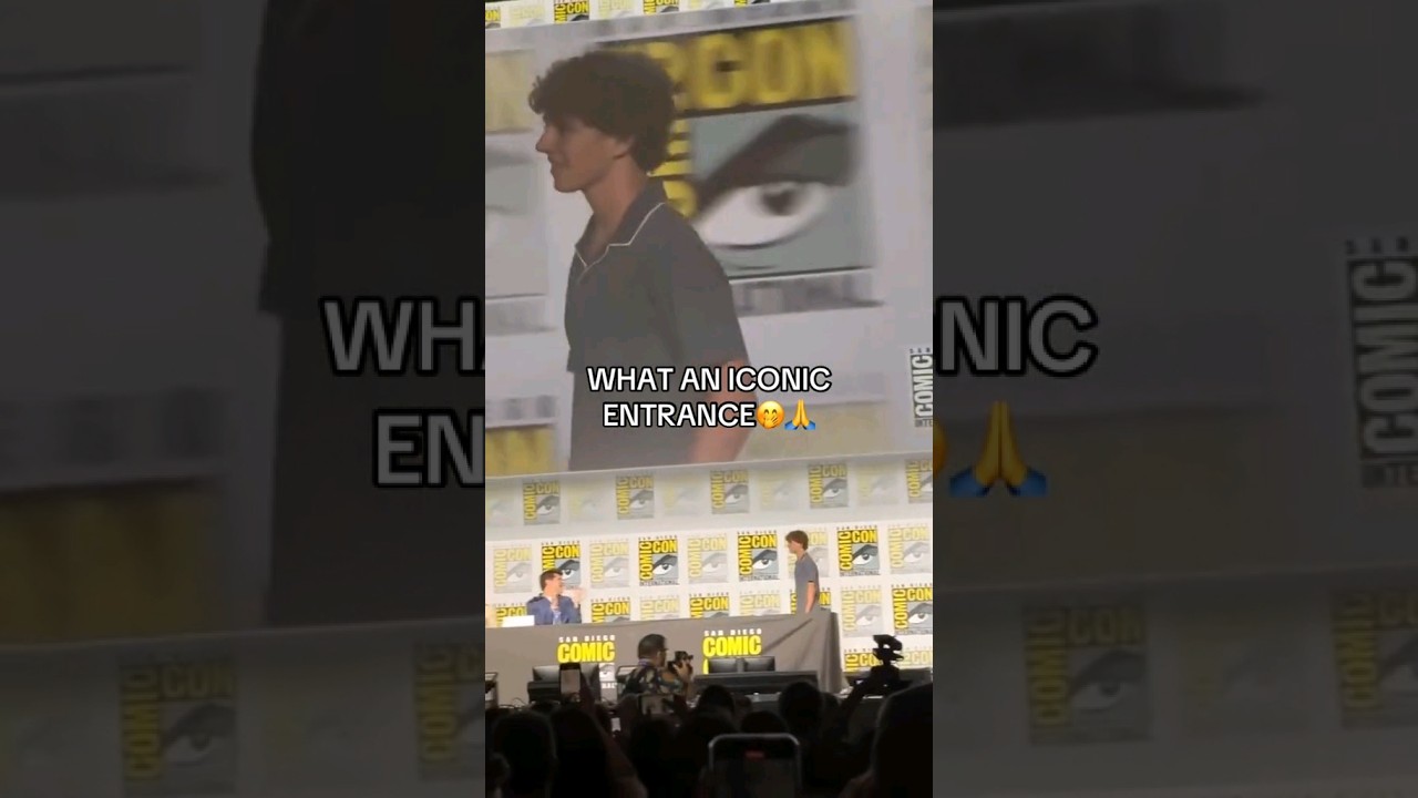 WHAT AN ICONIC ENTRANCE 🤩 #viral #percyjackson #walkerscobell #comiccon #pjo #disney #youtubeshorts