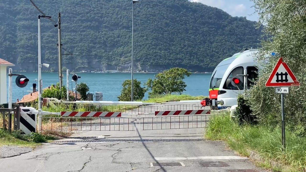 COSA sbuca dagli ULIVI… il treno del LAGO d’ ISEO!! a soli 10 METRI dal LAGO, passaggio a livello!!