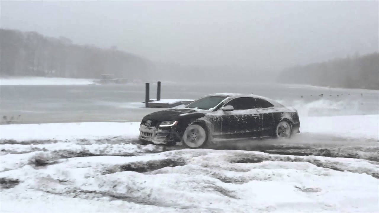 Audi S5 4.2Q Snow drifting