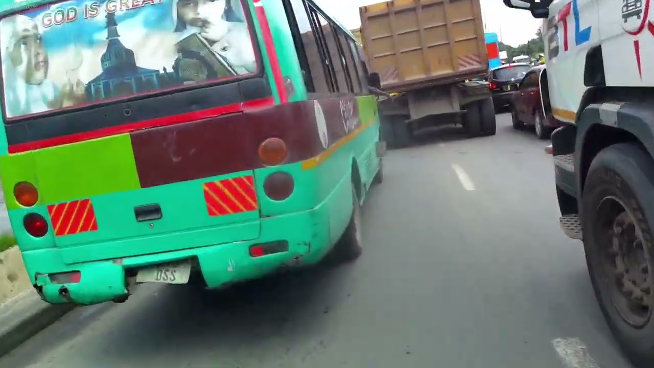 BAADA YA MVUA KUBWA  BADO HALI ILIKUA POA TU NA NDANI YA BARABARA#daressalaam 