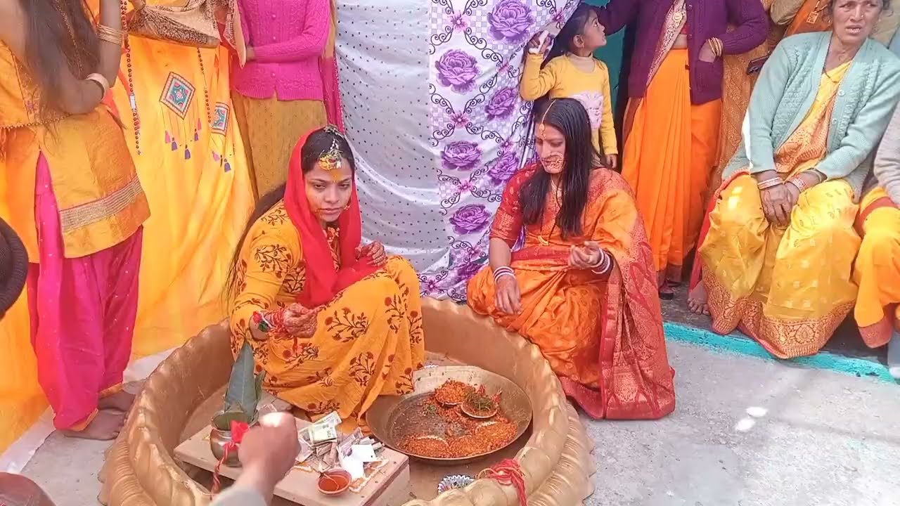 अर्चना की हल्दी हाथ सबने हल्दी लगाकर पीला कर दिया।।