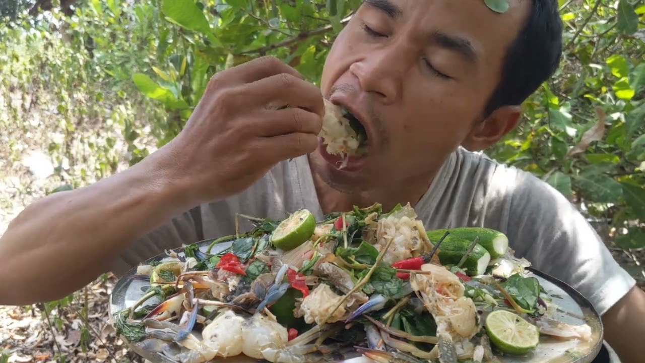 Eating Yummy Spicy Raw Crab