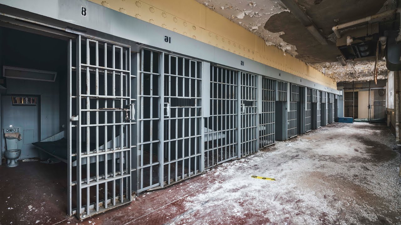 Vezi ce a rămas în urmă într-o închisoare federală abandonată