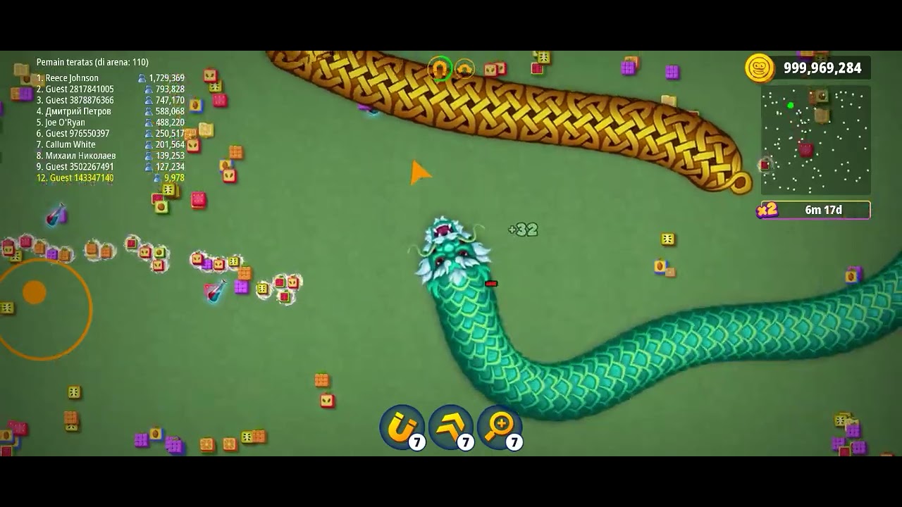 😲 Wow, look at the green dragon worm, it's very agile and nimble, beating other big worms. 