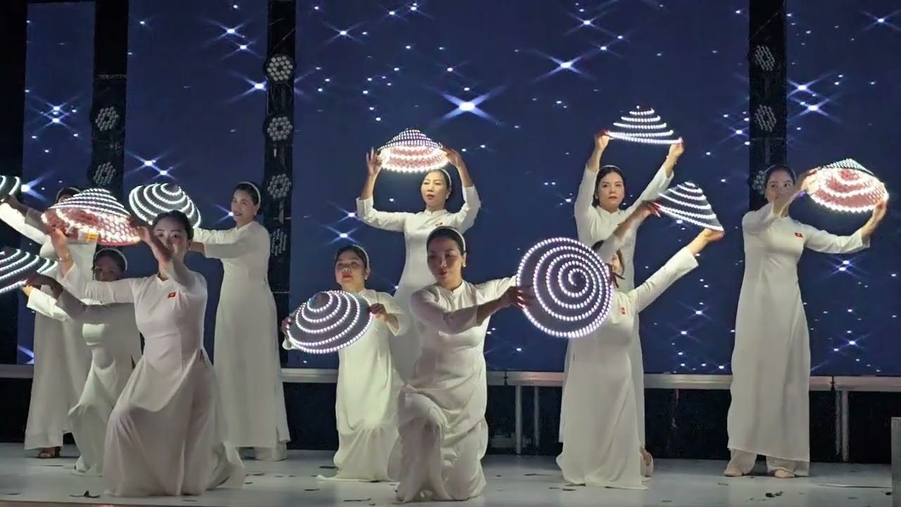 Gala Chào Xuân 2026 Hêlo Chào Xuân nhóm nhảy Sokolov kết hợp cùng The Gloss!es 