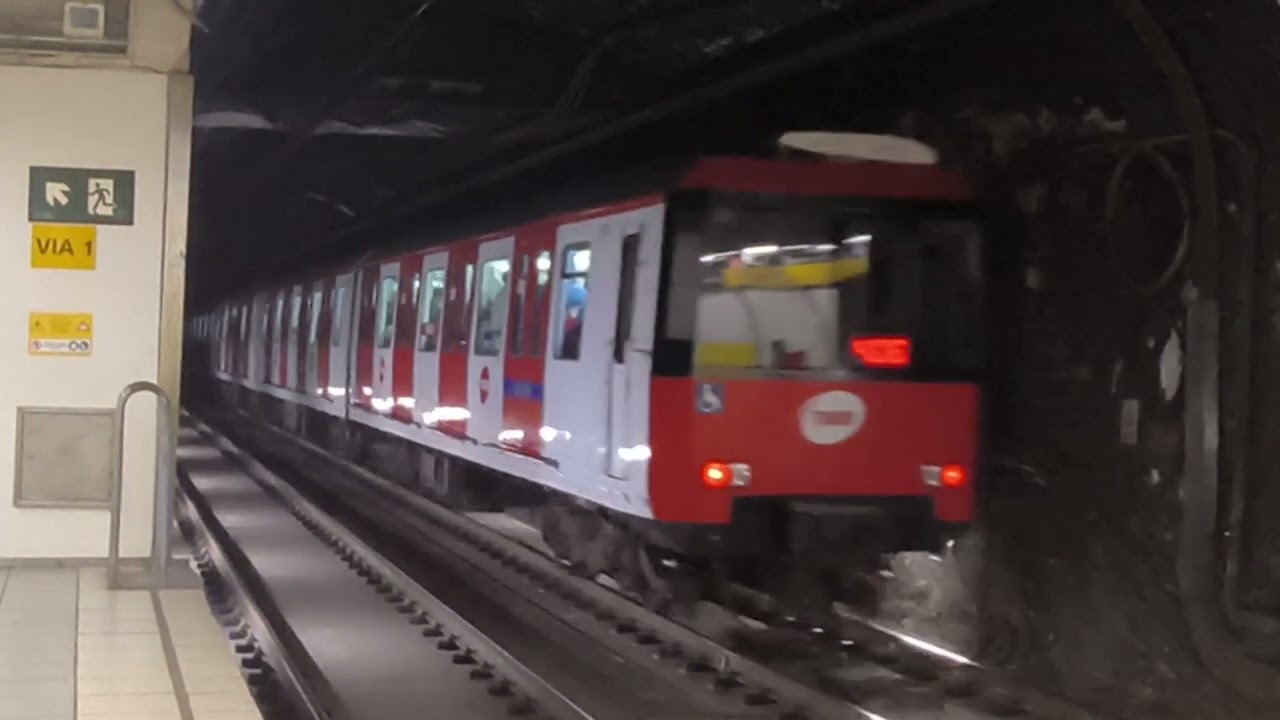 Metro Barcelona L4/ circulaciones de 2100s por Jaume I y 2140 y 2149 por urquinaona y Barceloneta