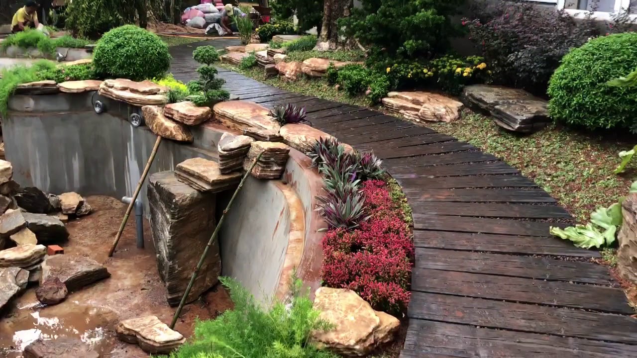 THI CÔNG TRANG TRÍ SÂN VƯỜN & HỒ CÁ KOI NHÀ ANH TÍN Ở LỘC NINH NGÀY 3/10/2018